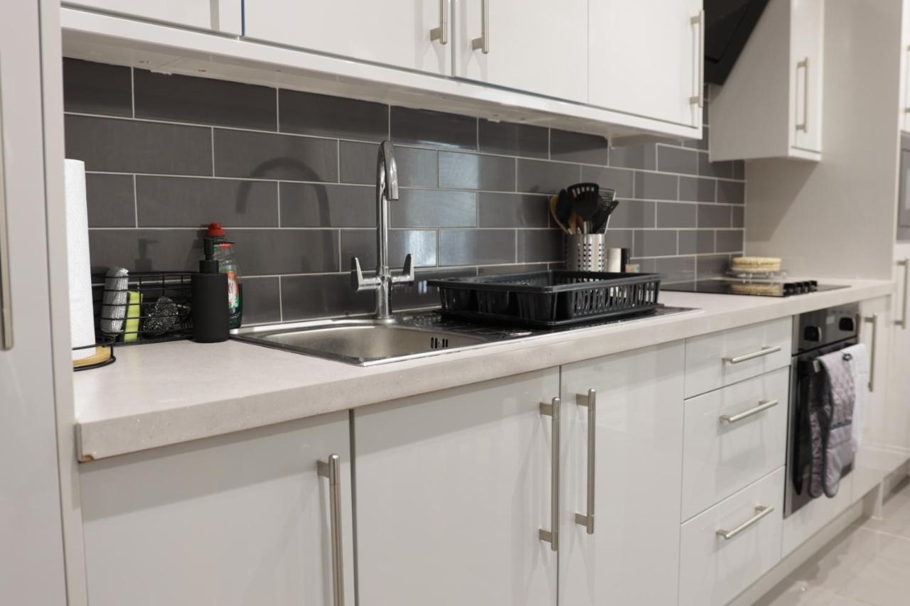 5 Bed Town House Within City Centre And Sleeps Up To 11 With Sky And Netflix Бірмінгем Екстер'єр фото