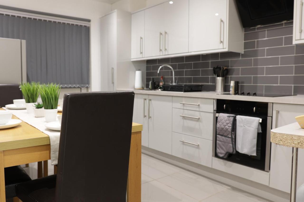 5 Bed Town House Within City Centre And Sleeps Up To 11 With Sky And Netflix Бірмінгем Екстер'єр фото