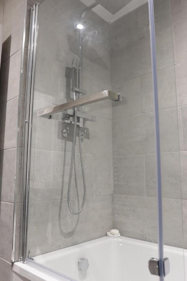 5 Bed Town House Within City Centre And Sleeps Up To 11 With Sky And Netflix Бірмінгем Екстер'єр фото