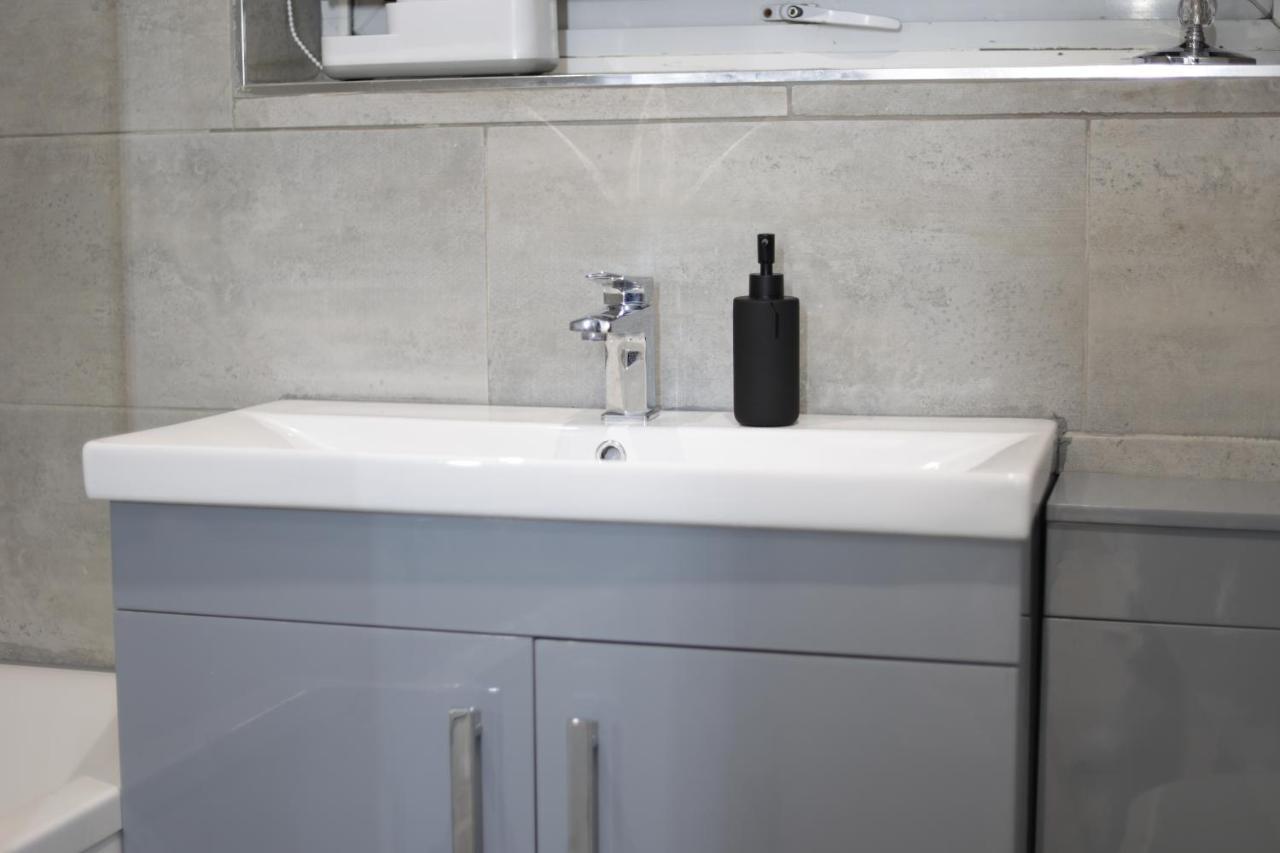 5 Bed Town House Within City Centre And Sleeps Up To 11 With Sky And Netflix Бірмінгем Екстер'єр фото