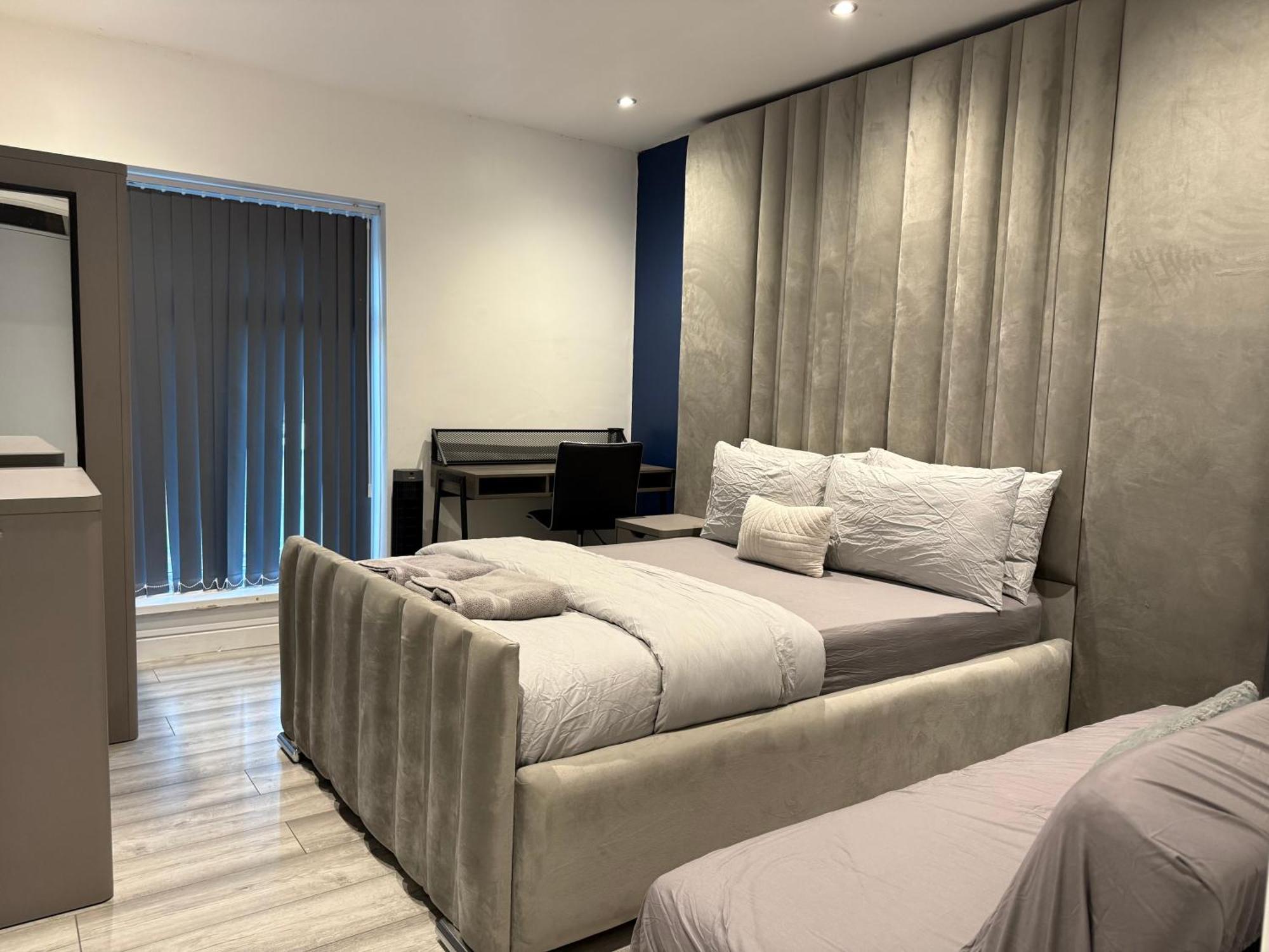 5 Bed Town House Within City Centre And Sleeps Up To 11 With Sky And Netflix Бірмінгем Екстер'єр фото