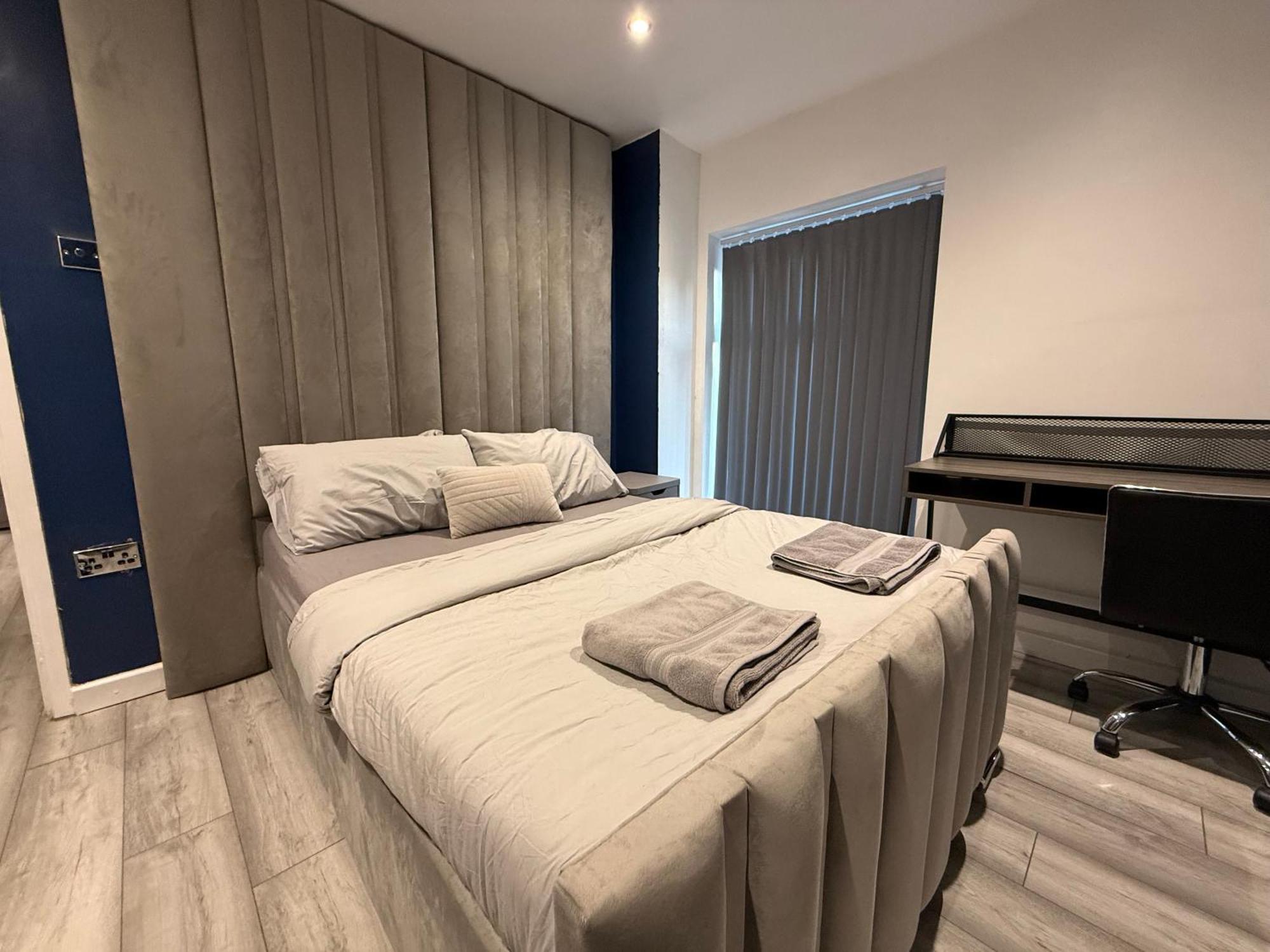 5 Bed Town House Within City Centre And Sleeps Up To 11 With Sky And Netflix Бірмінгем Екстер'єр фото