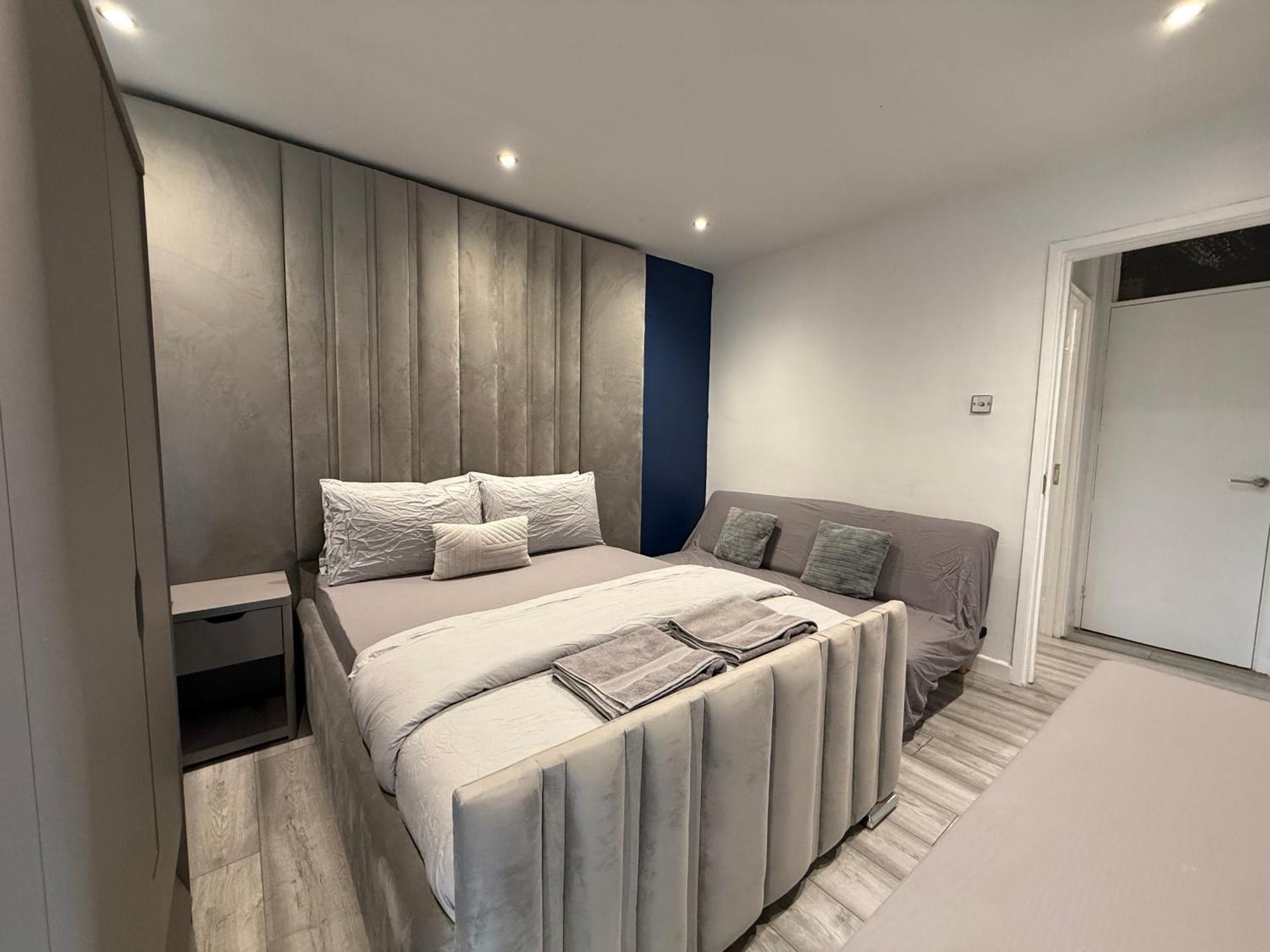 5 Bed Town House Within City Centre And Sleeps Up To 11 With Sky And Netflix Бірмінгем Екстер'єр фото